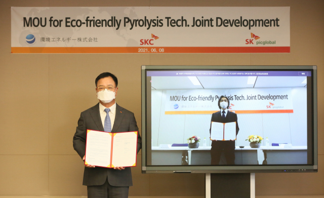 이완재(왼쪽) SKC 사장이 8일 노다 슈지 일본 칸쿄에네르기 사장과 화상으로 폐플라스틱 열분해유 사업 협력을 위한 양해각서(MOU)를 체결하고 있다./사진 제공=SK
