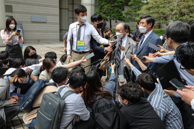강제징용 피해자 손해배상청구 소송 관계자들이 지난 7일 재판이 끝난 뒤 법정 앞에서 기자회견을 하고 있다, / 연합뉴스