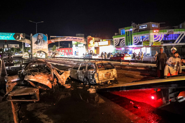 아프가니스탄 수도 카불에서 3일(현지시간) 보안요원들이 폭탄테러로 처참하게 부서진 차량을 조사하고 있다. 이번 테러로 최소 4명이 숨지고 5명 이상이 부상했다. 최근 아프간에서는 미군 완전 철수를 앞두고 연일 폭탄테러가 발생해 불안감이 커지고 있다. /연합뉴스