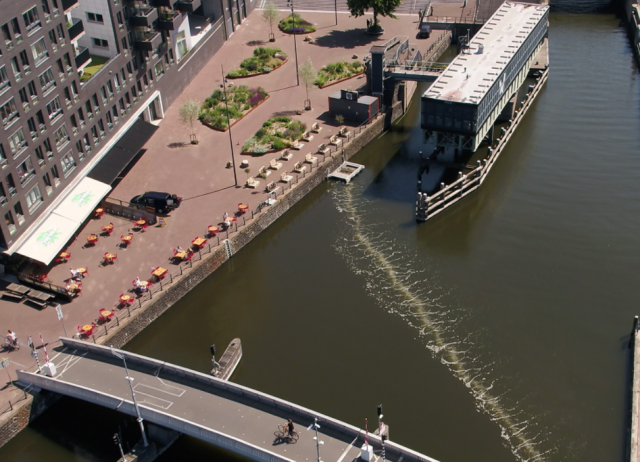 네덜란드 아이셀강에서 바다로 유입되는 플라스틱 쓰레기의 86%를 걸러낸 것으로 파악된 거품장벽. /홈페이지 캡처