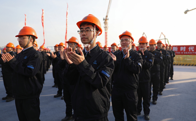 지난달 19일 중러 합작 원전인 랴오닝성 쉬다푸 원전의 착공식 행사에서 근로자들이 박수를 치고 있다. /신화연합뉴