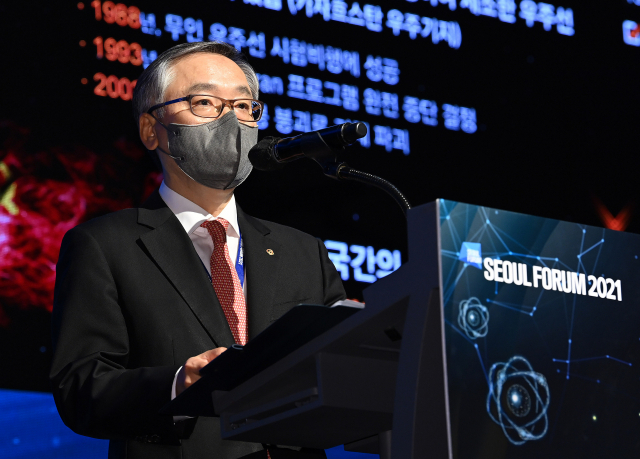신현우 한화에어로스페이스 대표가 9일 서울 광진구 그랜드&비스타워커힐서울에서 열린 '제3회 서경 우주포럼'에서 우주개발을 위한 민간기업의 역할과 한화의 전략을 발표하고 있다./오승현 기자