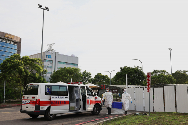 지난 8일 대만 북부 신주 과학단지에서 방역요원들이 코로나19 검사 장비를 옮기고 있다. /로이터연합뉴스