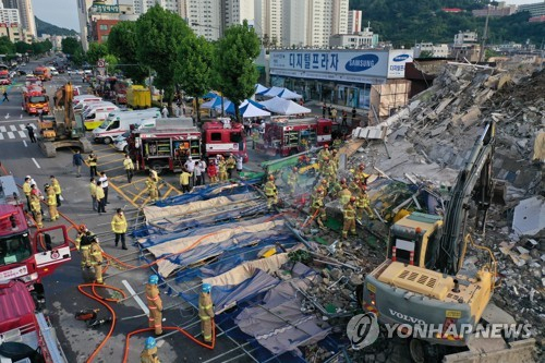 광주 건물 붕괴 현장서 추가 구조된 버스 탑승자 3명 사망
