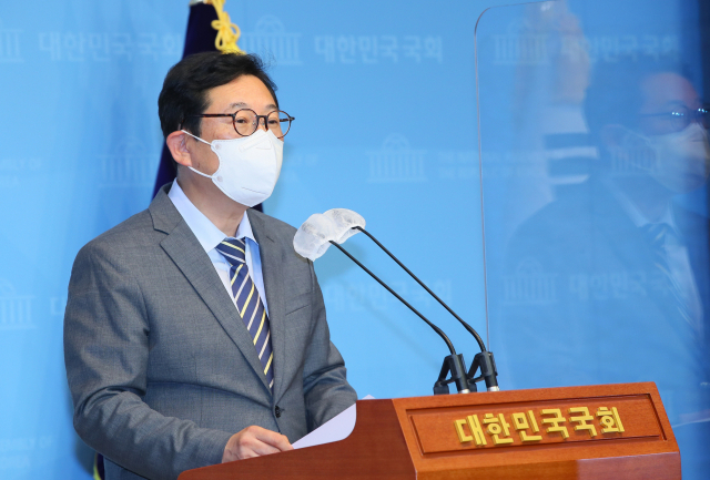 김한정 더불어민주당 의원이 지난 8일 기자회견을 열고 민주당 지도부의 탈당 권유 결정에 대한 입장을 밝히고 있다. / 성형주 기자