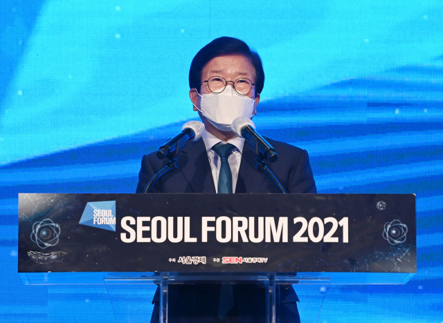 박병석 국회의장이 9일 서울 광진구 그랜드&비스타워커힐서울에서 '대한민국 에너지 대전략:초격차 수소경제에 길이 있다'라는 주제로 열린 '서울포럼 2021'에서 축사를 하고 있다./성형주기자
