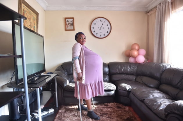 열쌍둥이 한 번에 낳은 37세 남아공 여성…'세계 최다 출산 신기록'