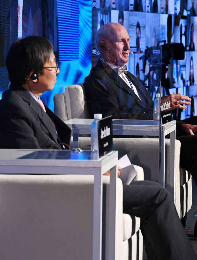 존 셰필드(오른쪽) 국제수소에너지협회 회장이 9일 그랜드&비스타워커힐서울에서 열린 ‘서울포럼 2021’에서 기조 강연을 한 후 문재도 수소융합얼라이언스 회장과 대담을 나누고 있다./성형주 기자