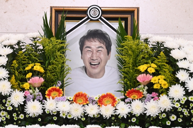 지난 7일 오후 서울아산병원 장례식장에 마련된 유상철 전 인천 유나이티드 감독의 빈소에 고인의 영정이 놓여 있다./연합뉴스