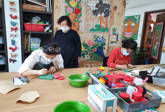 서울 서대문구 신촌동의 ‘북적북적 동네배움터’에서 주민들이 교육 프로그램에 참여하고 있다. /사진 제공 = 서대문구