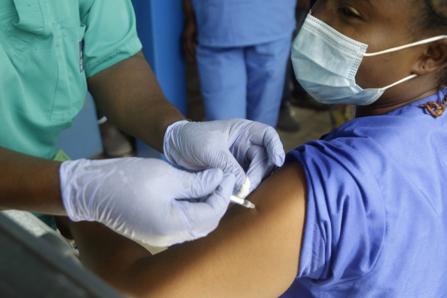 나이지리아 라고스에 위치한 야바 메인랜드 병원에서 지난 3월 12일 코백스 퍼실리티를 통해 공급된 아스트라제네카 백신을의료진이 접종받고 있다. /AP연합뉴스