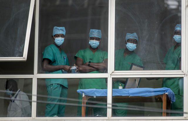 케냐 나이로비의 케냐타 국립병원에서 의료진들이 지난 3월 코백스 퍼실리티를 통해 공급된 아스트라제네카 코로나19 백신을 이용한 첫번째 백신 접종을 준비하고 있다. /AP연합뉴스