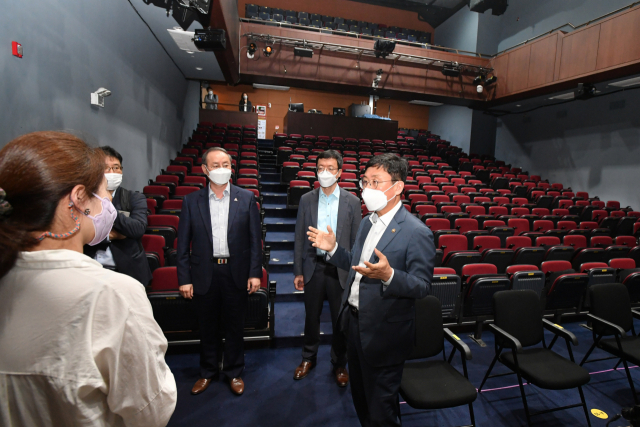 안도걸(오른쪽 첫번째) 기획재정부 2차관이 서울 대학로 소재 플러스씨어터에서 극장 관계자의 설명을 듣고 있다. /사진제공=기획재정부