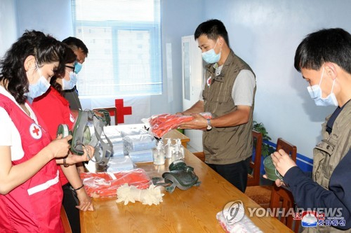 북한 조선적십자회가 지난해 8월 신종코로나바이러스 감염증(코로나19) 상황에서 소독 등 방역 작업을 벌이고 있다. /연합뉴스