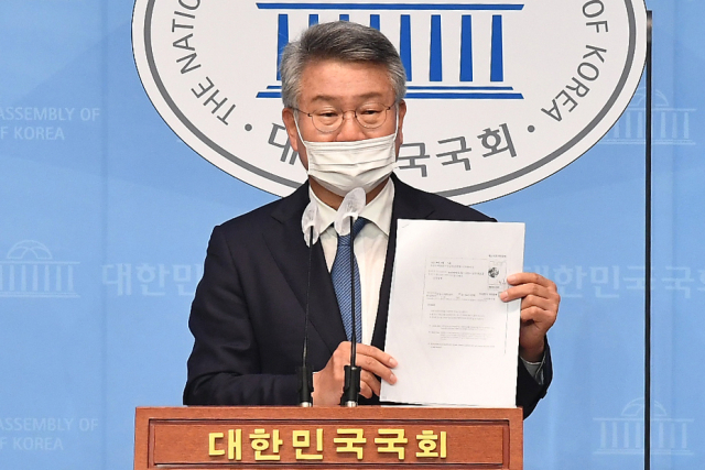 부동산 명의 신탁 의혹을 받고 있는 더불어민주당 김회재 의원이 9일 서울 여의도 국회 소통관에서 해명 기자회견을 하고 있다. /성형주기자