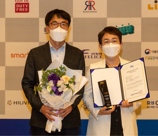 박정현(사진 오른쪽) 대덕구청장이 2년 연속 국가대표브랜드 대상을 수상한 뒤 기념촬영을 하고 있다. 사진제공=대덕구