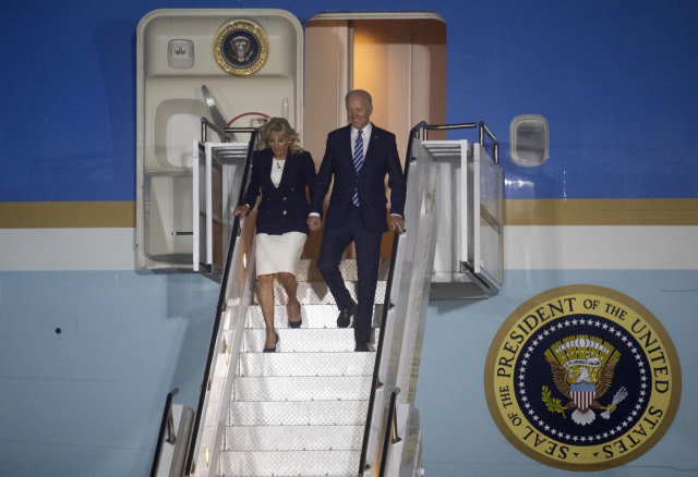 조 바이든(오른쪽) 미국 대통령과 질 여사가 9일(현지시간) 영국 콘월 공항에 도착해 에어포스1에서 내리고 있다. /EPA연합뉴스