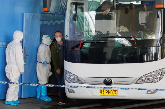 세계보건기구(WHO) 국제조사팀이 지난 14일 코로나19가 처음 발견된 중국 우한의 텐허 국제공항에 도착해 버스에 오르고 있다. /로이터연합뉴스