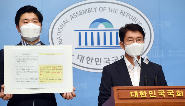 김수흥 더불어민주당 의원이 10일 국회 소통관에서 기자회견을 갖고 농지법 위반 의혹을 부인하고 있다. / 성형주 기자