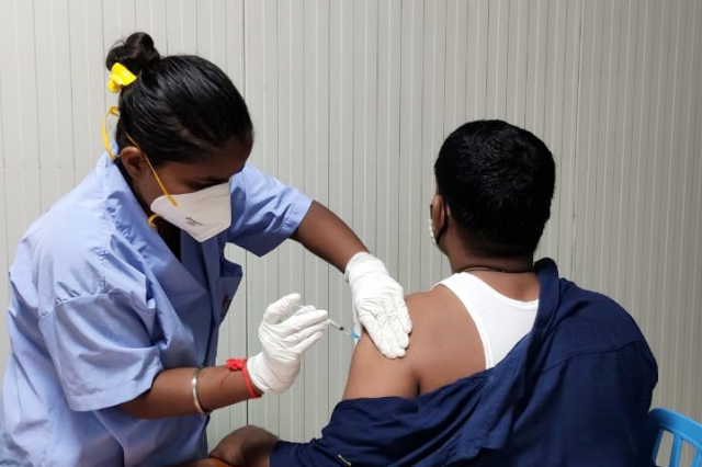 대우건설이 지난 8일부터 운영하고 있는 인도 뭄바이해상교량 현장 내 백신접종센터에서 현장 근로자가 백신을 접종받고 있다. / 대우건설