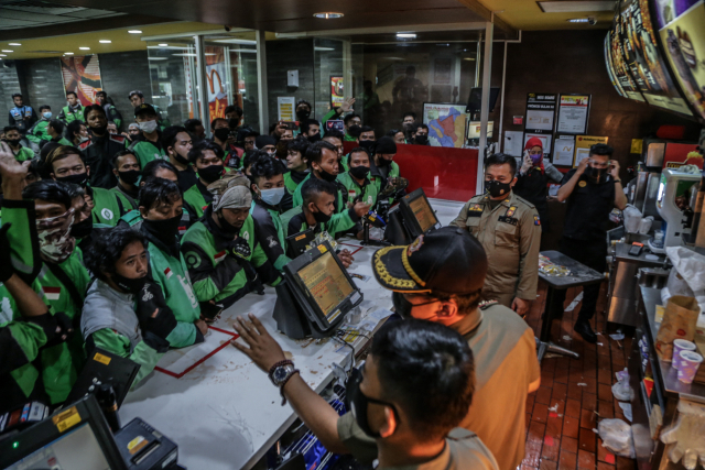 9일(현지시간) 맥도날드가 인도네시아 매장에서도 ‘방탄소년단(BTS) 세트'를 판매하기 시작하면서 인도네시아의 한 매장에 배달기사들이 이를 수령하기 위해 대기하고 있다./AFP연합뉴스