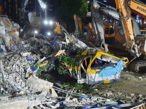 지난 9일 오후 광주 동구 학동의 건물 붕괴 현장에서 건물 잔해에 매몰됐던 시내버스가 모습을 드러내고 있다. / 연합뉴스.
