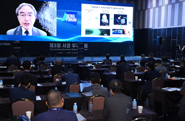 '제3회 서경 우주포럼'에서 요시카와 마코토 일본 우주항공연구개발기구(JAXA) 하야부사2 프로젝트 미션 매니저가 소행성 탐사에 관해 발표하고 있다.