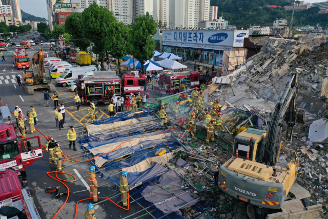 광주 학동 재개발4구역 건물 붕괴 현장에서 지난 9일 119 구조대원들이 구조 작업을 펼치고 있다. / 연합뉴스