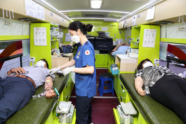한국석유공사 임직원들이 지난 9일 대한적십자사 울산혈액원의 헌혈 버스에서 피를 뽑고 있다. 한국석유공사는 코로나19 위기 극복을 위해 8일부터 이틀간 단체 헌혈을 진행했다. /사진 제공=한국석유공사