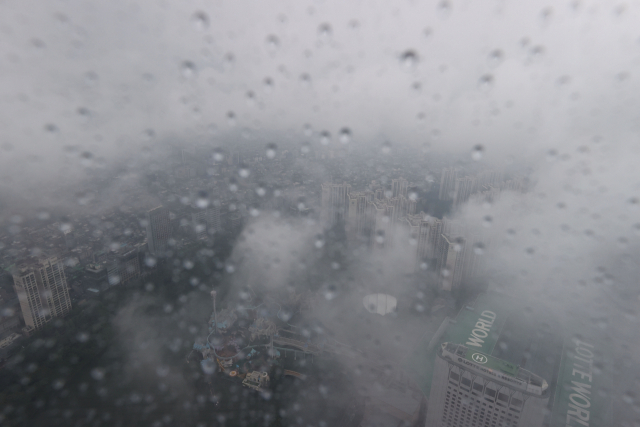 지난 3일 서울 송파구 시그니엘서울에서 바라본 시내에 비구름이 지나고 있다. /연합뉴스