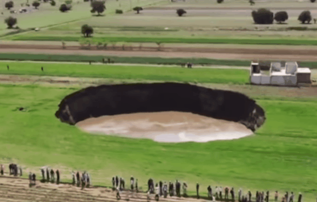 [영상]'가옥 이어 개까지 집어삼켜'지름 126m로 확대된 멕시코 거대  싱크홀