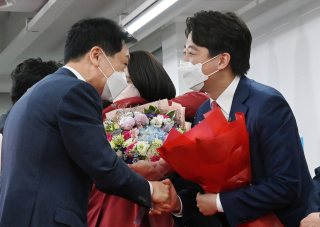 11일 서울 여의도 국민의힘 당사에서 열린 전당대회에서 새로 선출된 이준석 대표가 김기현 원내대표로부터 꽃다발을 전달받고 있다.