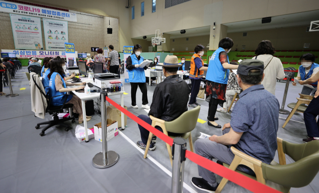 지난 4일 서울 동작구 사당종합체육관에 마련된 코로나19 예방접종센터에서 시민들이 접종확인서를 받기 위해 대기하고 있다./연합뉴스