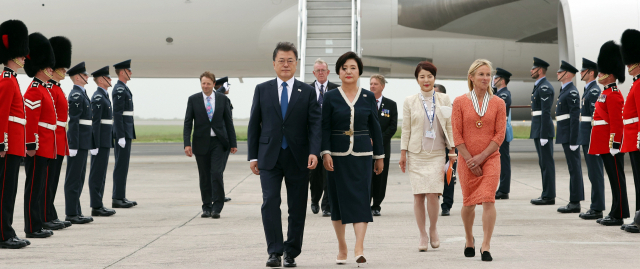 G7 정상회의 참석차 영국을 방문한 문재인 대통령이 11일(현지시간) 영국 콘월 뉴키 공항에 도착해 공군 1호기에서 내리고 있다. /연합뉴스