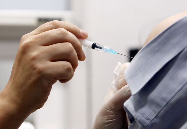지난 10일 서울 동작구 경성의원에서 시민들이 얀센 코로나19 백신을 접종받고 있다./연합뉴스