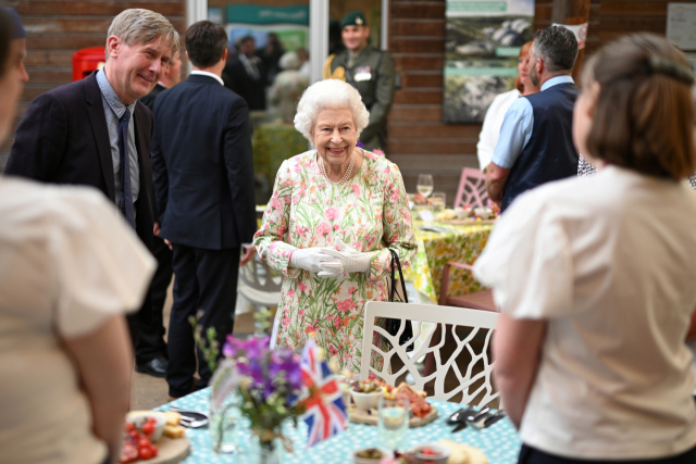 '분위기 메이커' 된 95세 英 여왕…농담 건네자 G7 정상들 '웃음꽃'