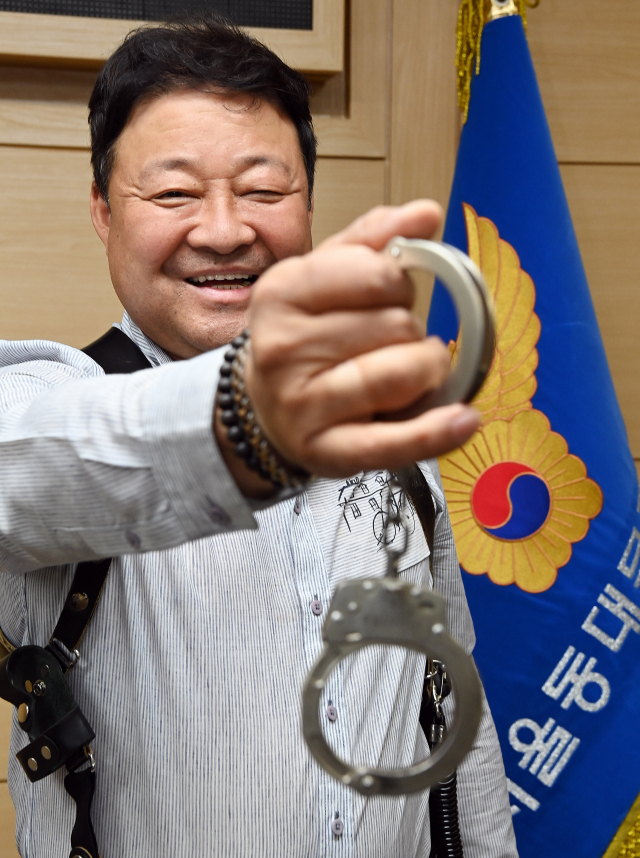 김형진 경위가 서울 동대문경찰서에서 자신의 수갑을 들어 보이고 있다. /오승현기자