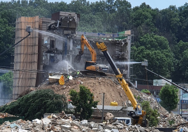 지난 9일 발생한 광주 철거건물 붕괴사고와 관련해 사고 발생 전 철거 현장장면이 찍힌 사진이 공개됐다. /연합뉴스