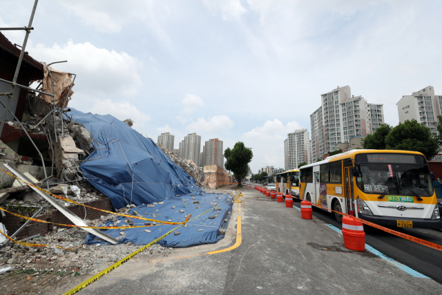철거건물 붕괴참사 나흘째를 맞은 12일 광주 동구 학동 재개발구역의 사고 현장 주변을 시내버스가 지나고 있다. /연합뉴스