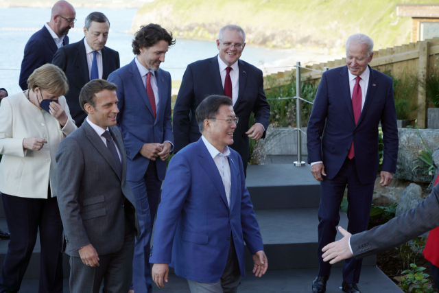 G7 정상회의 참석차 영국을 방문 중인 문재인 대통령이 12일(현지시간) 영국 콘월 카비스베이 양자회담장 앞에서 참가국 정상들과 기념사진을 촬영한 후 이동하고 있다. 독일 앙겔라 메르켈(앞줄 왼쪽부터) 총리, 프랑스 에마뉘엘 마크롱 대통령, 문 대통령. 뒷줄 왼쪽부터 샤를 미셸 EU 정상회의 상임의장, 이탈리아 마리오 드라기 총리, 캐나다 쥐스탱 트뤼도 총리, 호주 스콧 모리슨 총리, 미국 조 바이든 미국 대통령. /연합뉴스