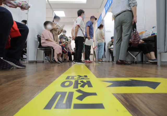 지난 12일 오후 서울 강동구 예방접종센터에서 어르신들이 백신을 접종받고 있다./연합뉴스