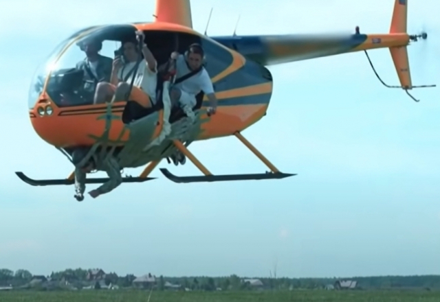 헬기 바닥에 사람을 매달고 비행하는 장면. /유튜브 캡처