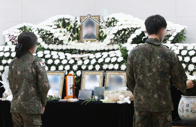 지난 10일 경기도 성남시 국군수도병원 장례식장에 마련된 고(故) 이모 중사 분향소에 조문객들의 발길이 이어지고 있다. /연합뉴스
