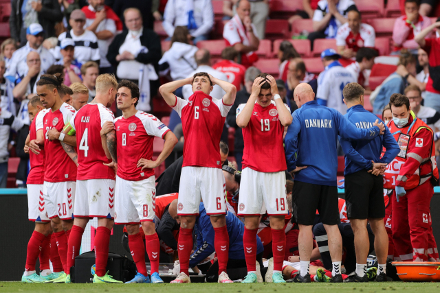 13일 유로 2020 핀란드전에서 응급 처치를 받고 있는 크리스티안 에릭센을 덴마크 대표팀 동료들이 둘러싼 채 안타까워하고 있다. /코펜하겐=AFP연합뉴스