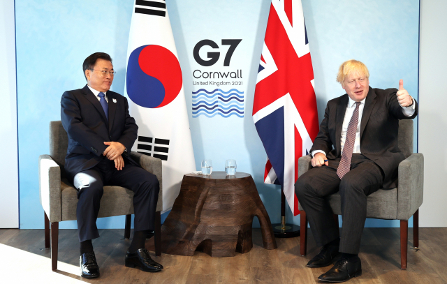 G7 정상회의 참석차 영국을 방문 중인 문재인 대통령이 13일(현지시간) 영국 콘월 카비스베이에서 열린 보리스 존슨 영국 총리와 양자회담에서 대화하고 있다. /연합뉴스