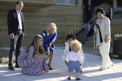 12일(현지시간) G7 정상회의 참가국 정상 배우자들이영국 콘월 미낙극장에서 영국 보리스 존슨 총리의 아들을 애정어린 시선으로 바라보고 있다. /사진 제공=영국 총리실