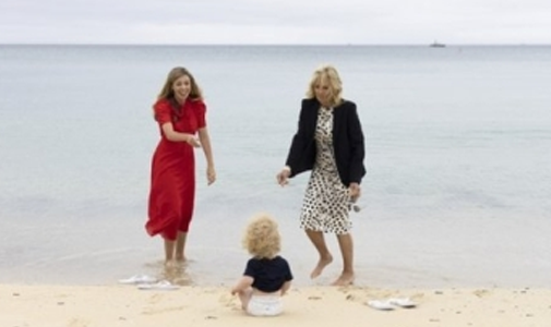 11일(현지시간) 미국 조 바이든 대통령 부인 질 바이든 여사와 영국 보리스 존슨 총리 부인 캐리 존슨 여사가 존슨 총리의 아들과 함께 해변에서 시간을 보내고 있다. /사진 제공=영국 총리실