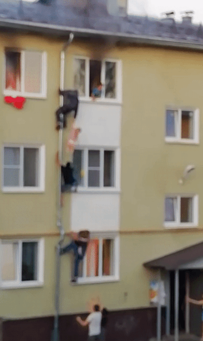 [영상] 아이 셋 갇힌 3층 화재 현장서 펼쳐진 '인간 사다리'