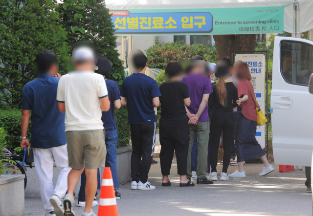 보건소 선별진료소에서 시민들이 코로나19 검사를 받기 위해 대기하고 있다./연합뉴스