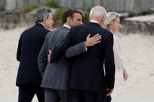 조 바이든 미국 대통령과 에마뉘엘 마크롱 프랑스 대통령이 11일 G7 정상회담이 열린 콘월 해변에서 함께 걷고 있다. /로이터연합뉴스